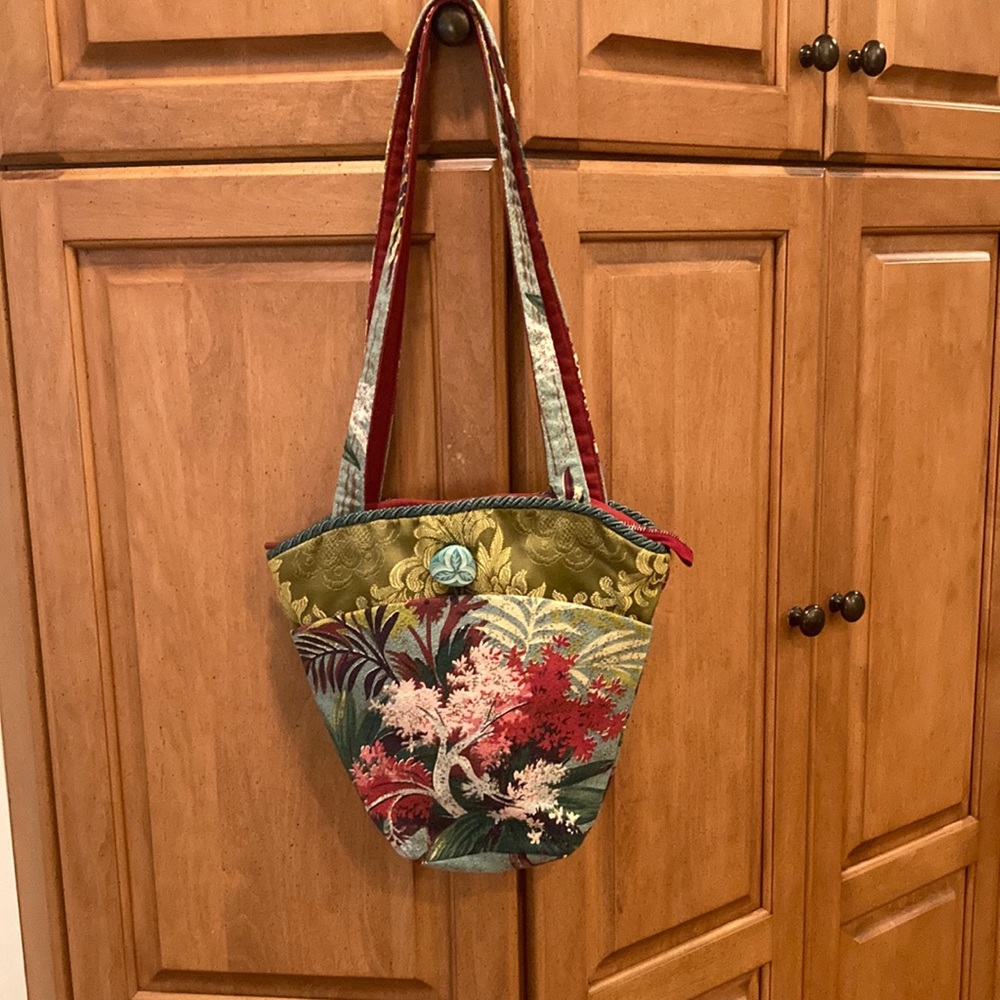 Vintage Sylviebag. Made of vintage barkcloth fabric, antique button, cool zipper